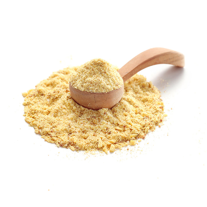 Kokos Curry Gewürz von Ankerkraut als Häufchen auf einem Gewürzlöffel.