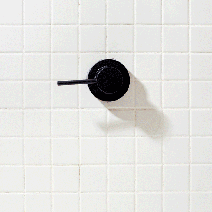 Demonstration of the Kitsch Beauty Bar Bag being used in the shower to lather a solid shampoo bar