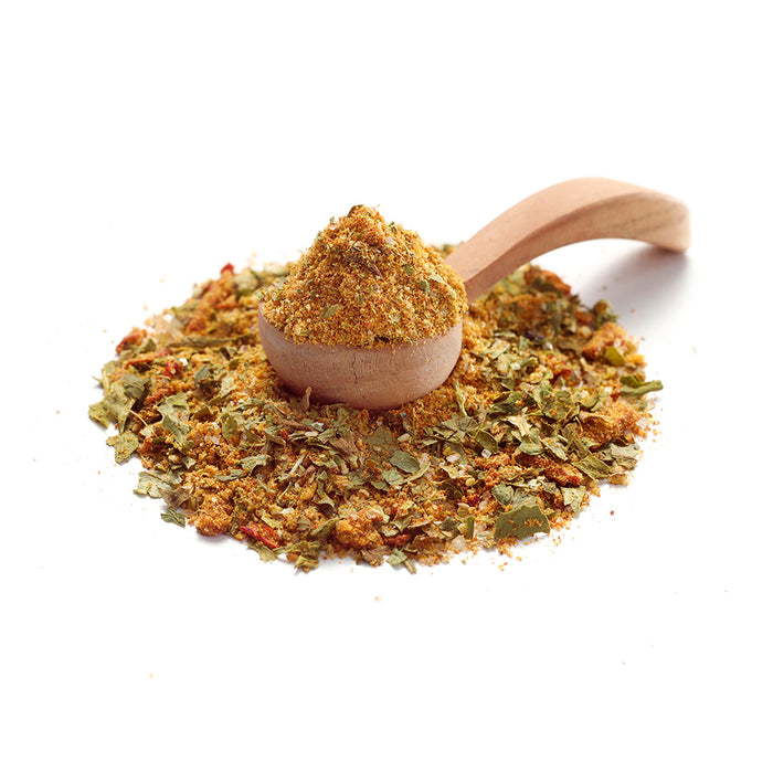 Fruchtiges Curry von Ankerkraut als Häufchen auf einem Gewürzlöffel.
