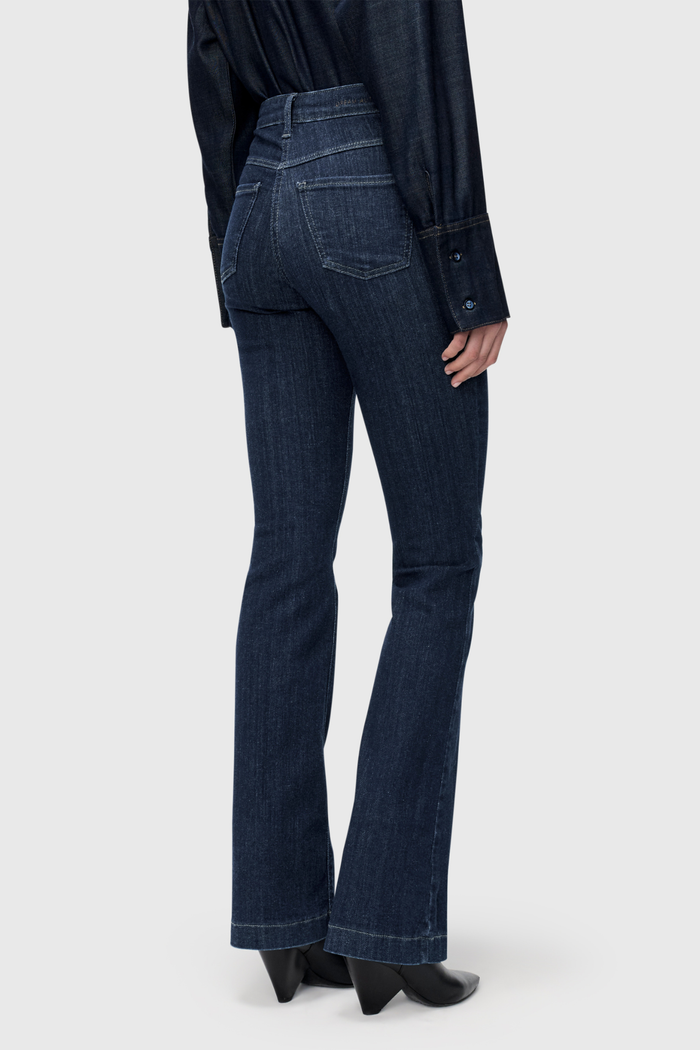 MAC Dream Bootcut Jeans in Fashion Rinsed D683 – deep indigo bootcut denim with soft stretch