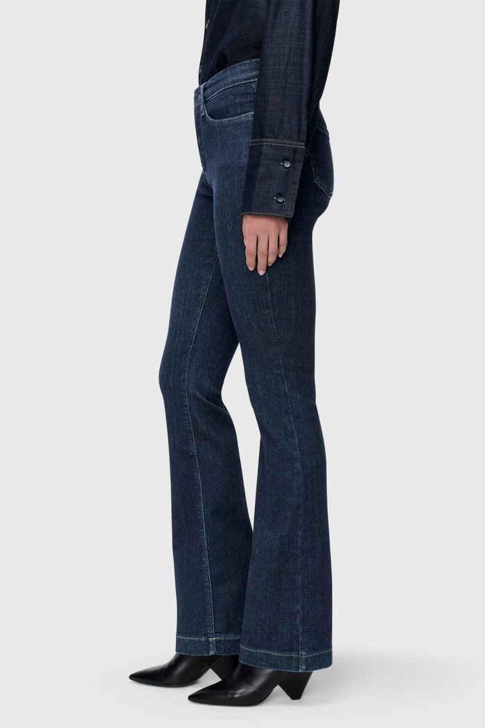 MAC Dream Bootcut Jeans in Fashion Rinsed D683 – deep indigo bootcut denim with soft stretch