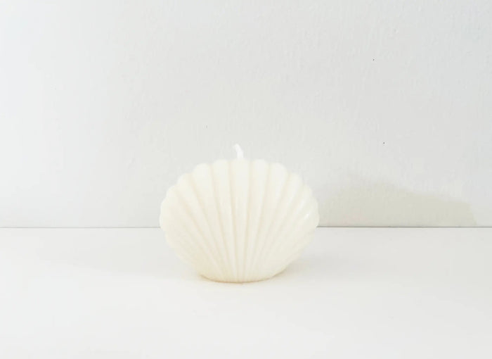 Shell-shaped candle small white